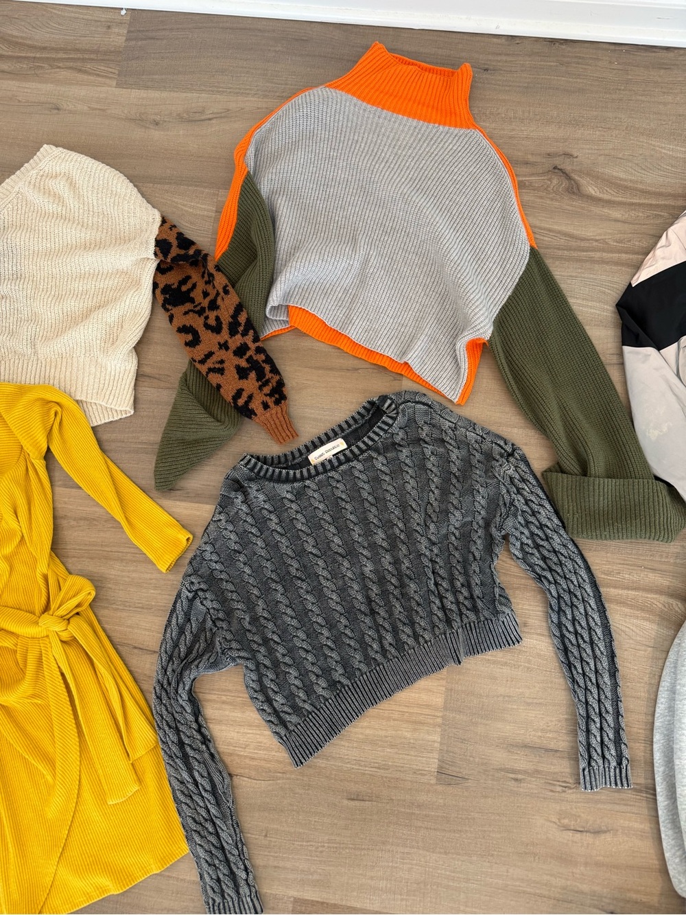 Cropped Gray Cable Knit Sweater - Gray
